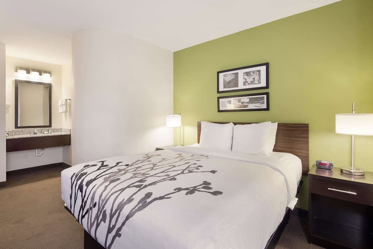 Premium bedding, minibar, desk, blackout drapes