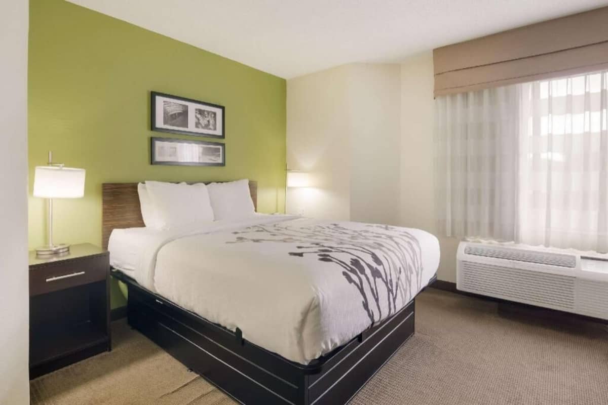 Premium bedding, minibar, desk, blackout drapes