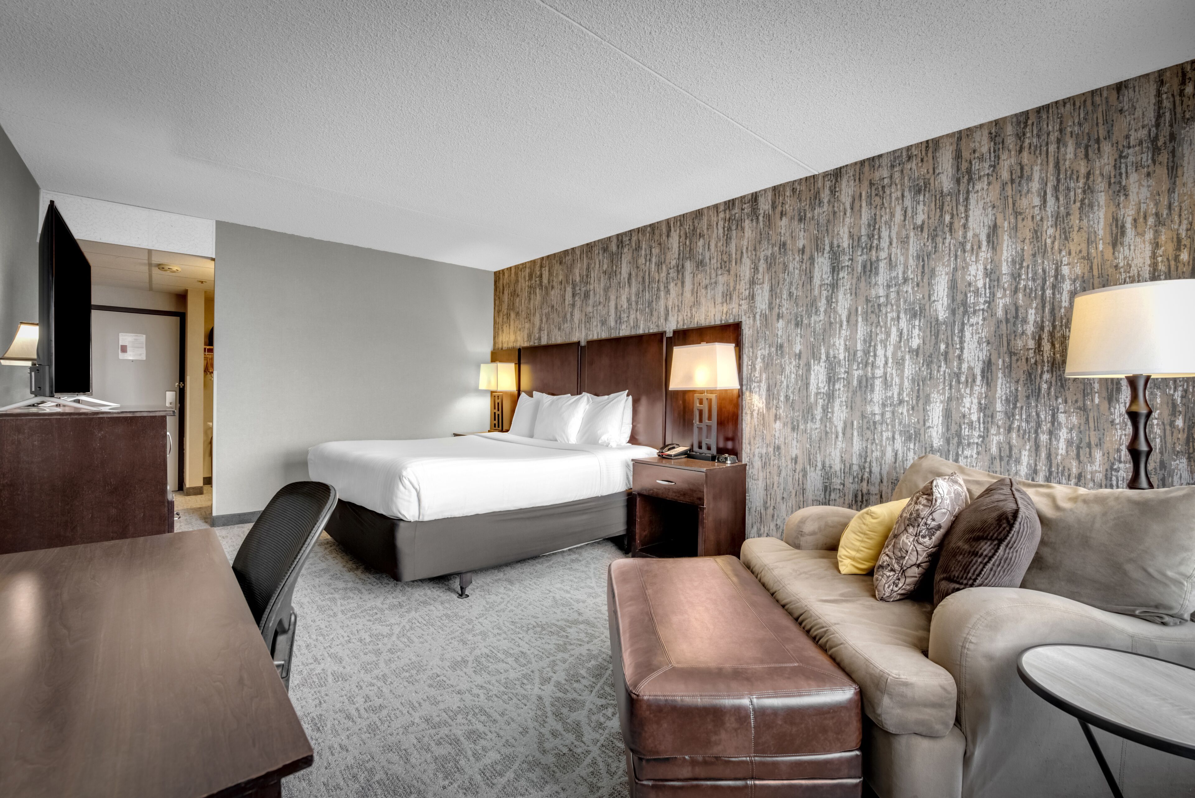 room, 1 king bed, mountain view (no pets) | premium bedding, desk, blackout curtains, iron/ironing board