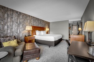 华丽客房, 1 张特大床 (No Pets) | 高档床上用品、办公桌、遮光窗帘、熨斗/熨衣板