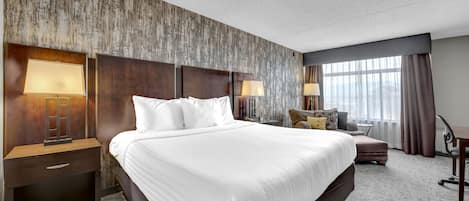Room, 1 Katil Raja (King), Mountain View (No Pets) | Peralatan tempat tidur premium, meja, langsir/tirai gelap terus
