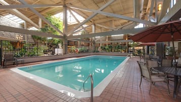 Inomhuspool, uppvärmd pool och solstolar