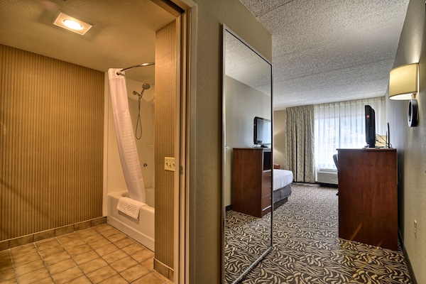 Premium bedding, in-room safe, laptop workspace, iron/ironing board