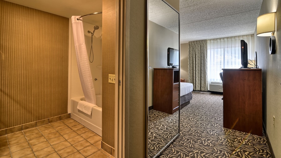 Clarion Inn & Suites Cortland - University Area
