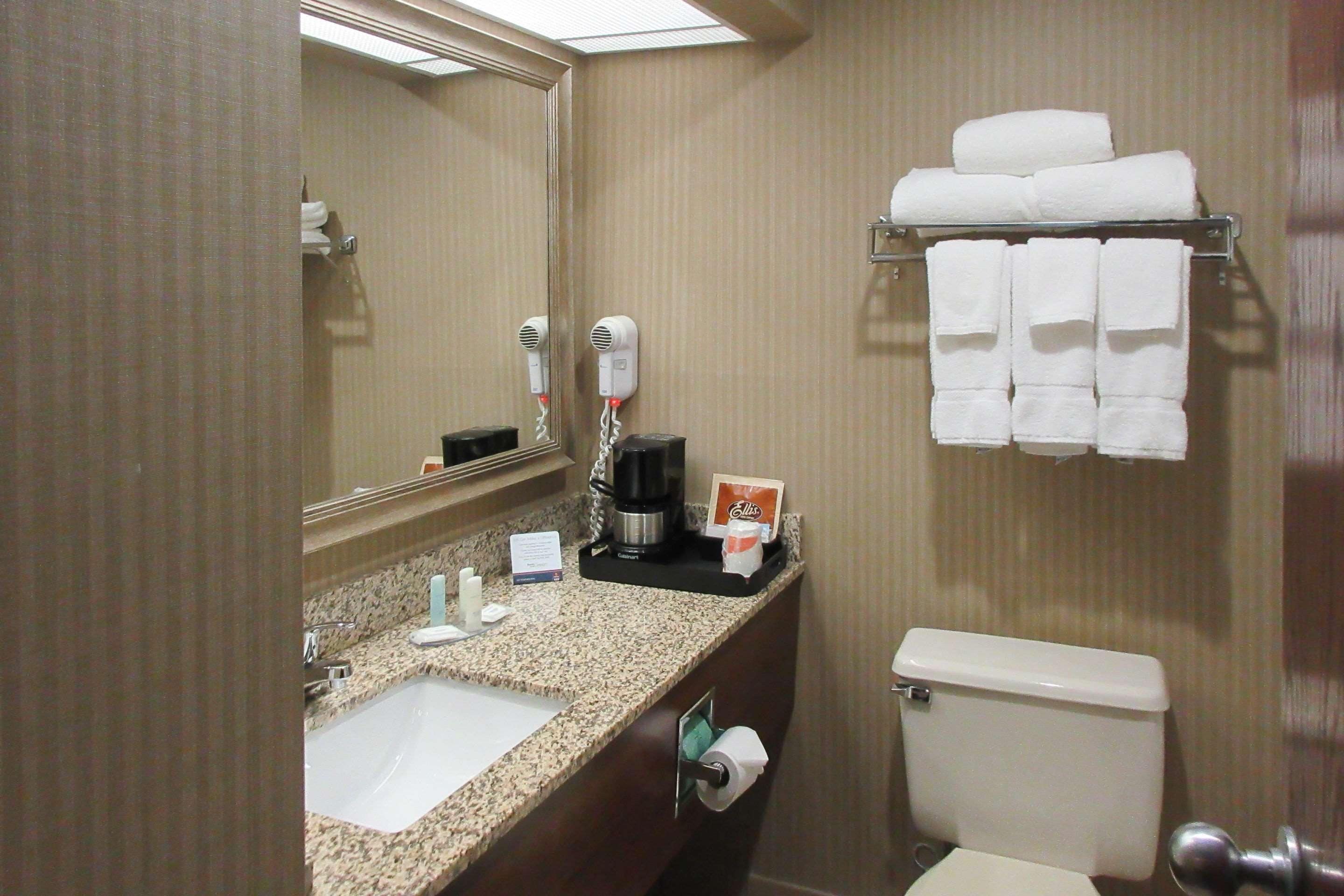 Photo - Clarion Inn & Suites Cortland - University Area