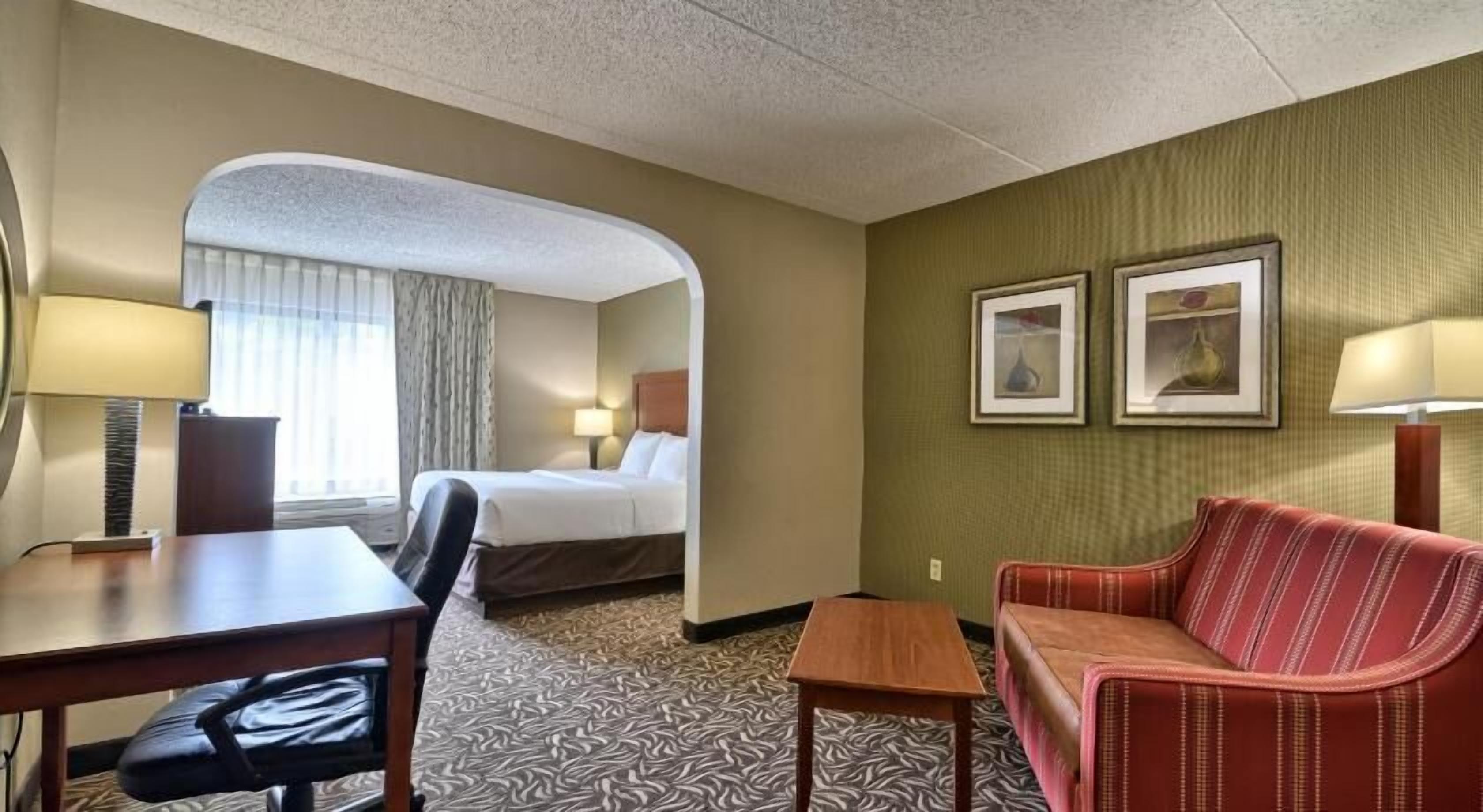 Premium bedding, in-room safe, laptop workspace, iron/ironing board
