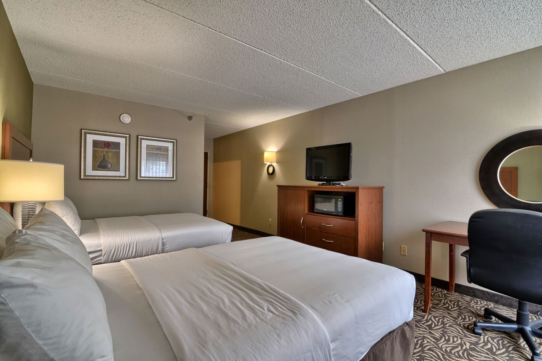 Premium bedding, in-room safe, laptop workspace, iron/ironing board