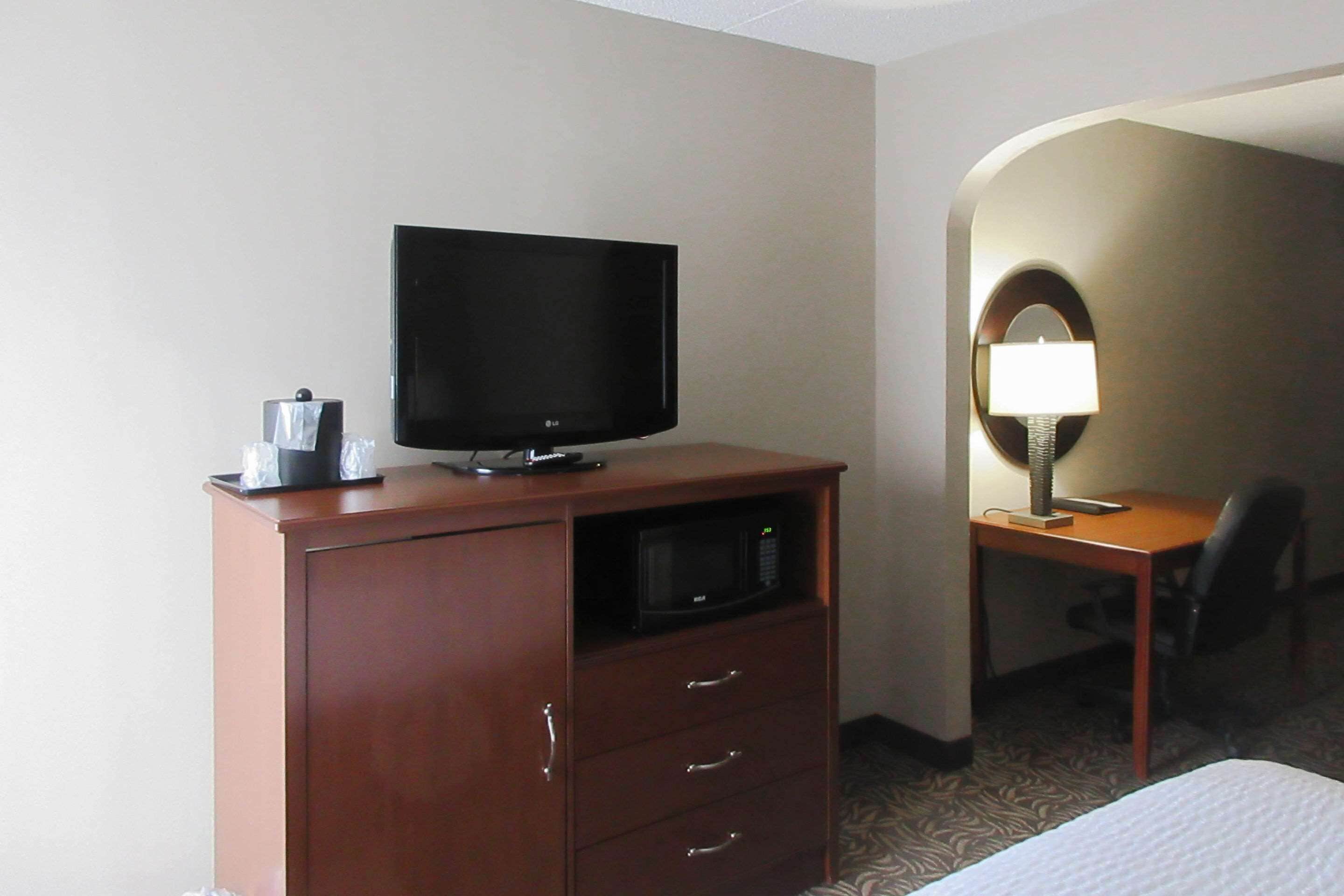 Photo - Clarion Inn & Suites Cortland - University Area