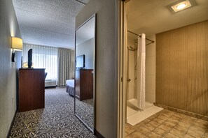 Combined shower/bathtub, hydromassage showerhead, free toiletries