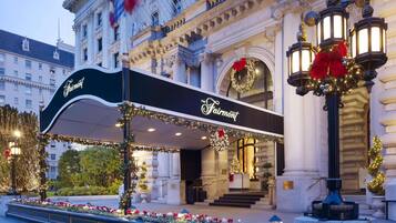 Ein Hotel Eingang mit überdachtem Außenbereich, einem Weihnachtsbaum und einem Schild mit der Aufschrift "The Fairmont".