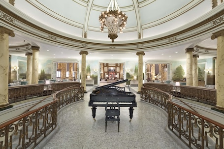 2 restaurants, breakfast, lunch, dinner served; Asian cuisine. Fairmont San Francisco