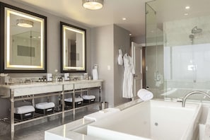 Fairmont - Svit - 1 kingsize-säng | Badrum | Lyxtoalettartiklar, hårtork, badrock och handdukar