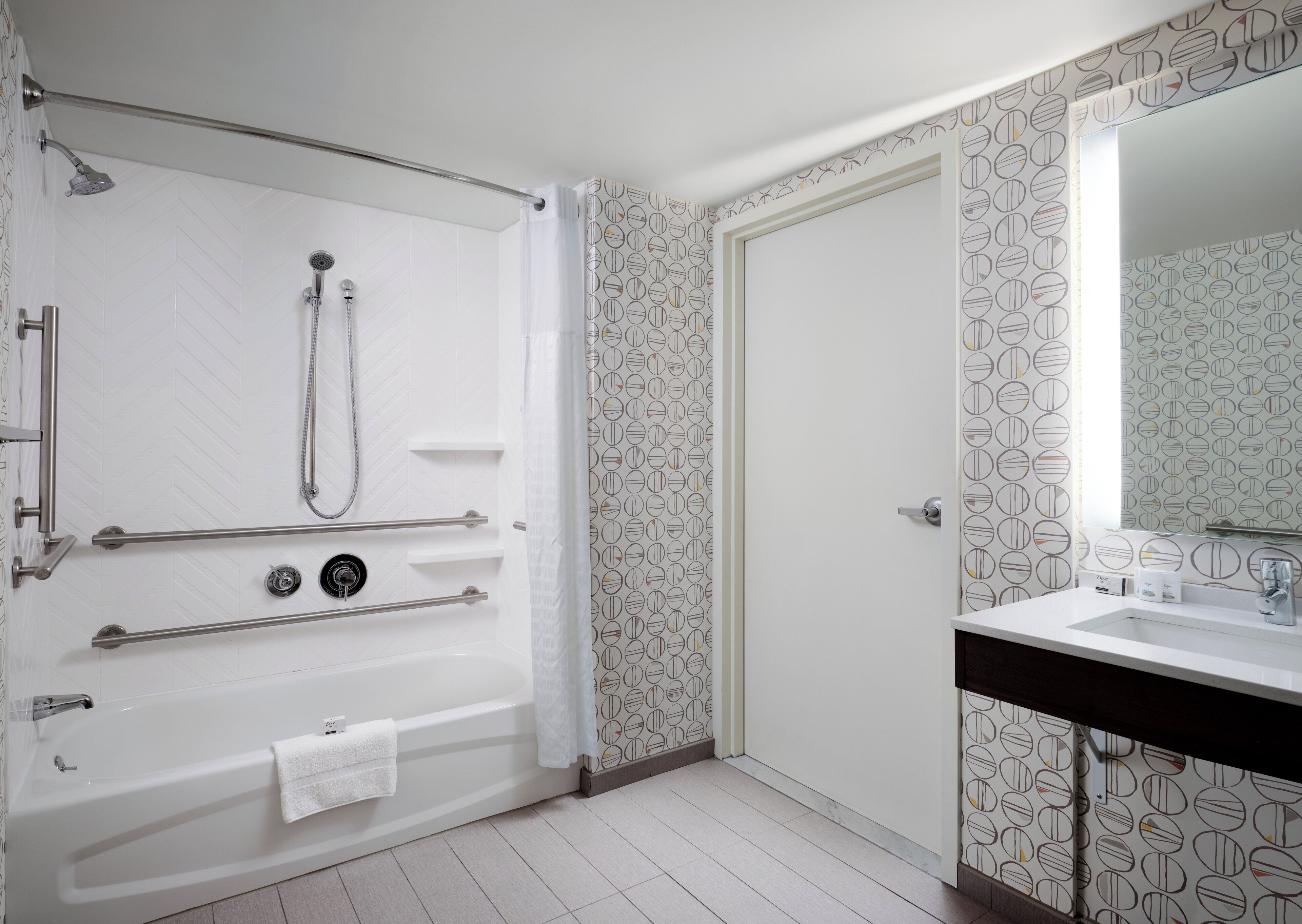 Combined shower/bathtub, free toiletries, hair dryer, towels