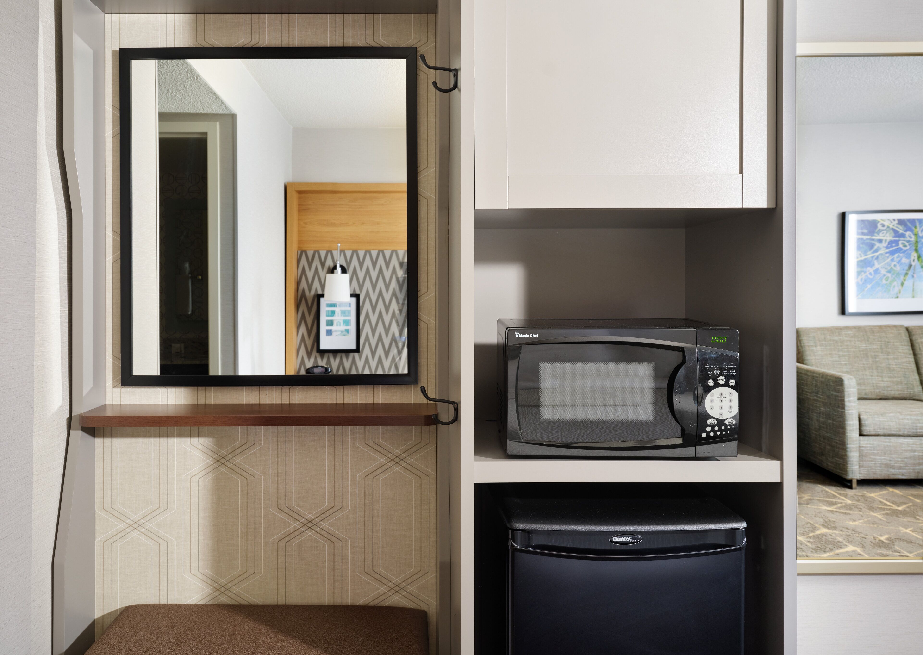 Seprai premium, meja kerja, dan ruang kerja ramah laptop