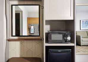 Hochwertige Bettwaren, Schreibtisch, laptopgeeigneter Arbeitsplatz