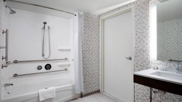 Combined shower/tub, free toiletries, hair dryer, towels