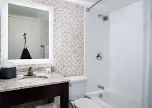 Ein Badezimmer mit Waschbecken, Spiegel, Toilette und Dusche.