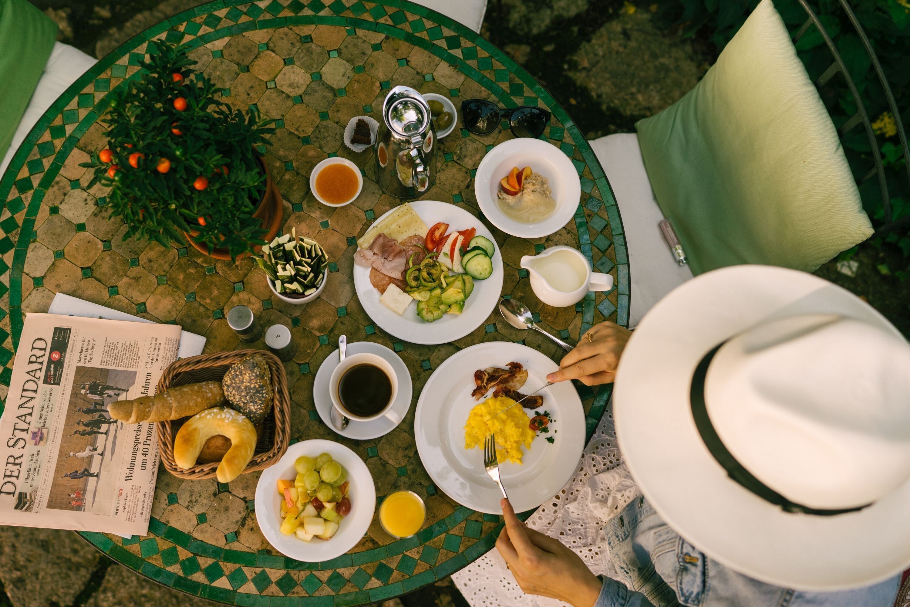 Se ofrece un desayuno bufé todos los días (32 EUR por persona)