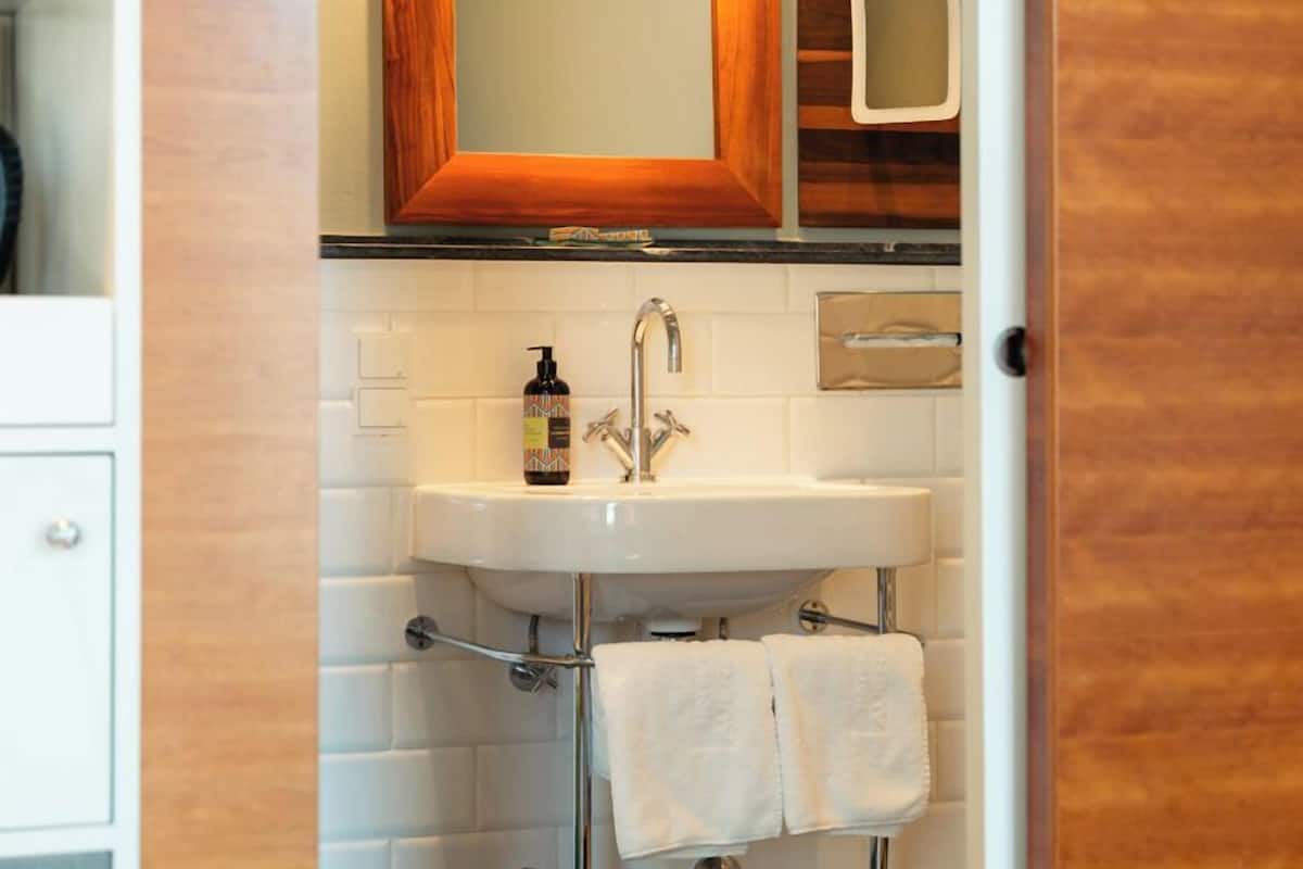 combined shower/bathtub, designer toiletries, hair dryer, towels