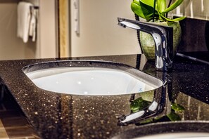 Superior Double Room | Bathroom | Shower, free toiletries, hair dryer, towels