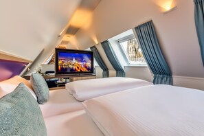 Junior Suite | Hypo-allergenic bedding, minibar, in-room safe, desk - CityClass Hotel Alter Markt (Cologne)