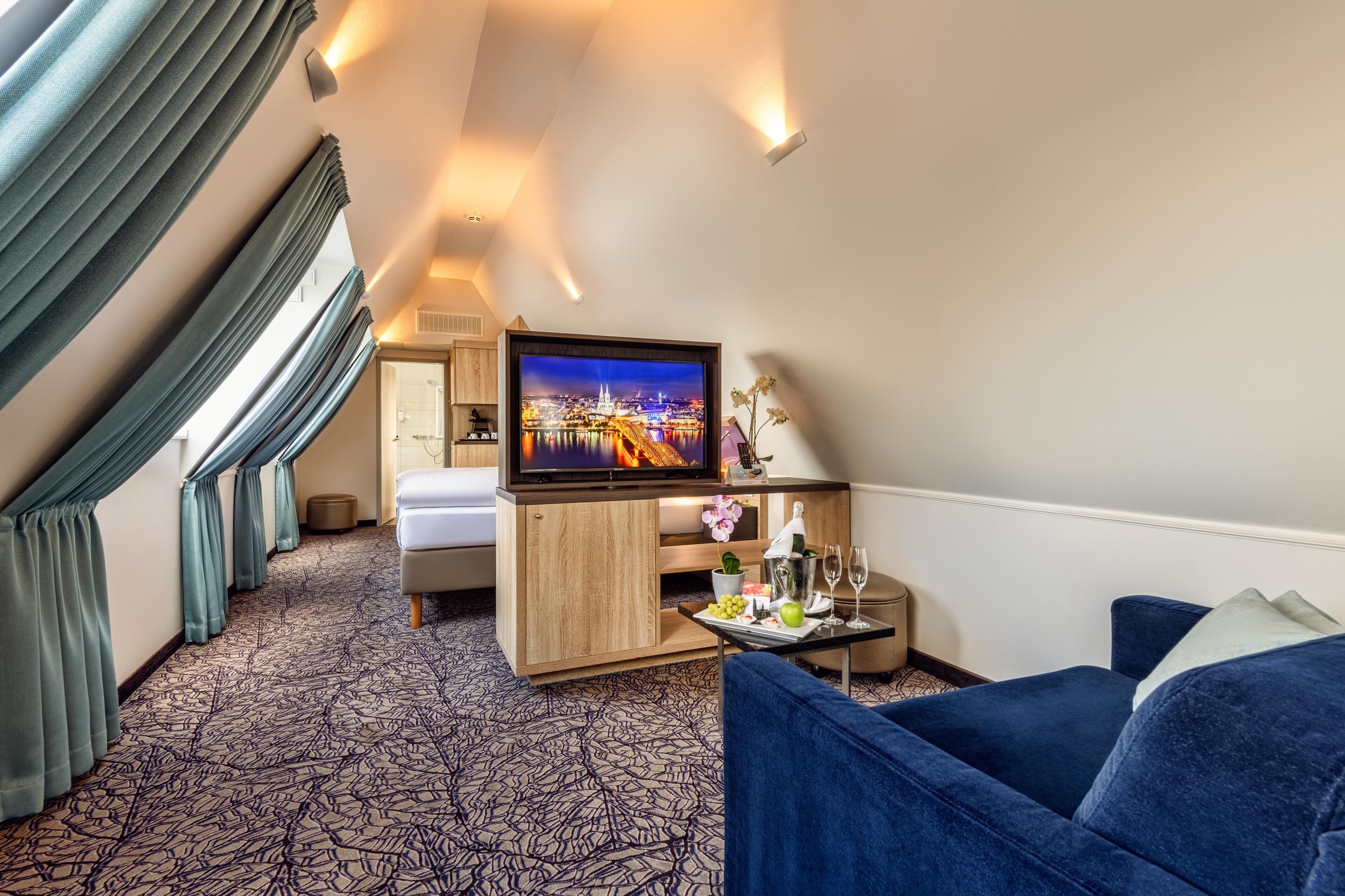 junior suite | hypo-allergenic bedding, minibar, in-room safe, desk