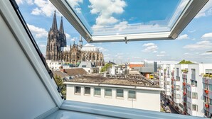 Vista desde una ventana con vista a una catedral y edificios residenciales.