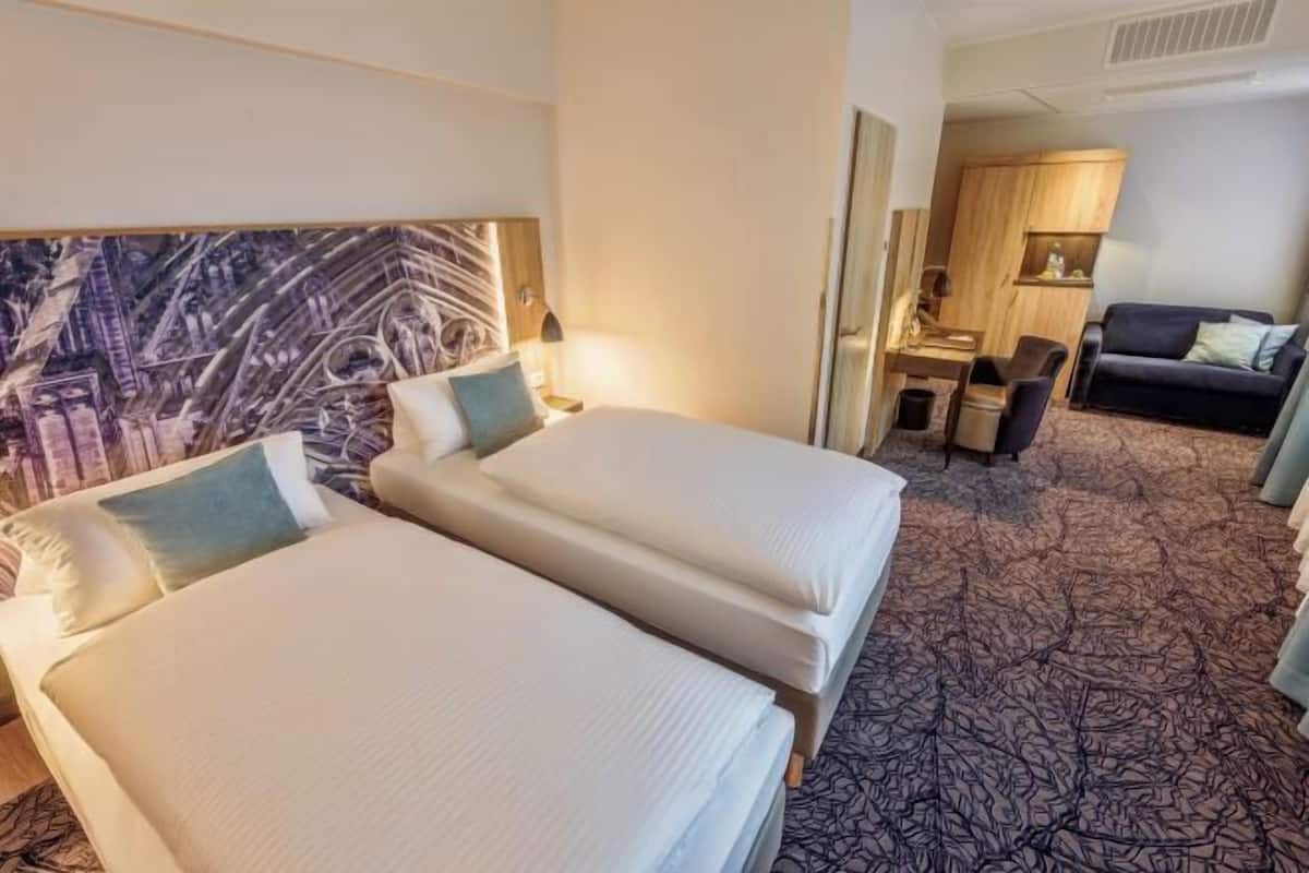 Hypo-allergenic bedding, minibar, in-room safe, desk