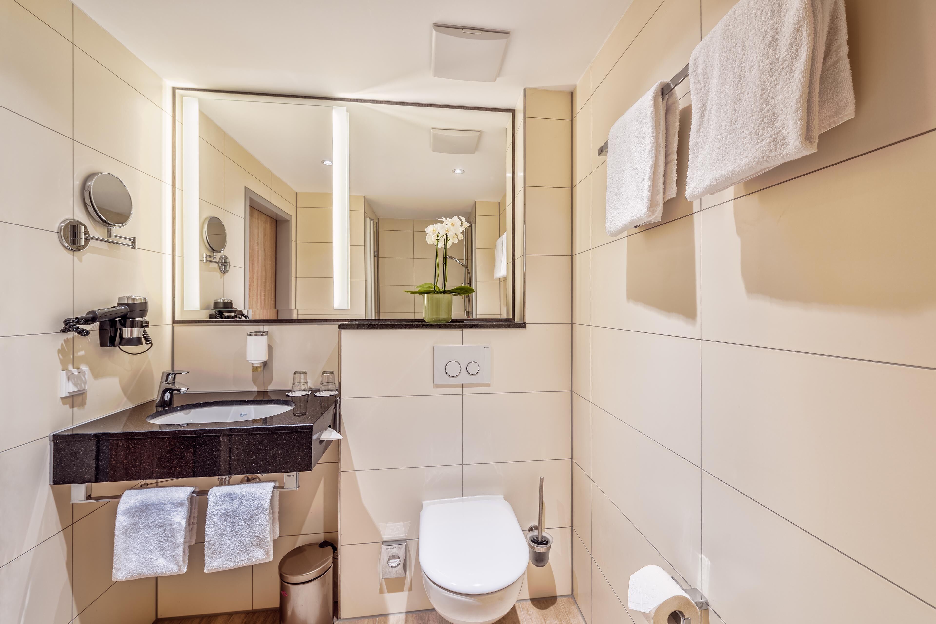 comfort twin room | bathroom | shower, free toiletries, hair dryer, towels