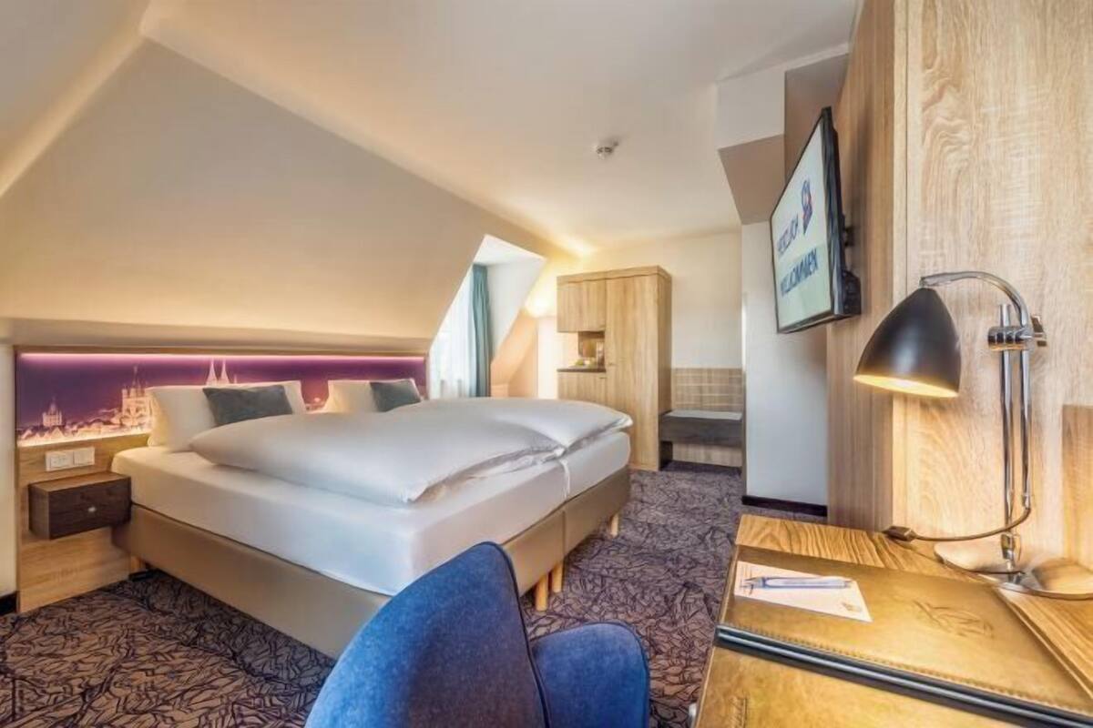 Hypo-allergenic bedding, minibar, in-room safe, desk