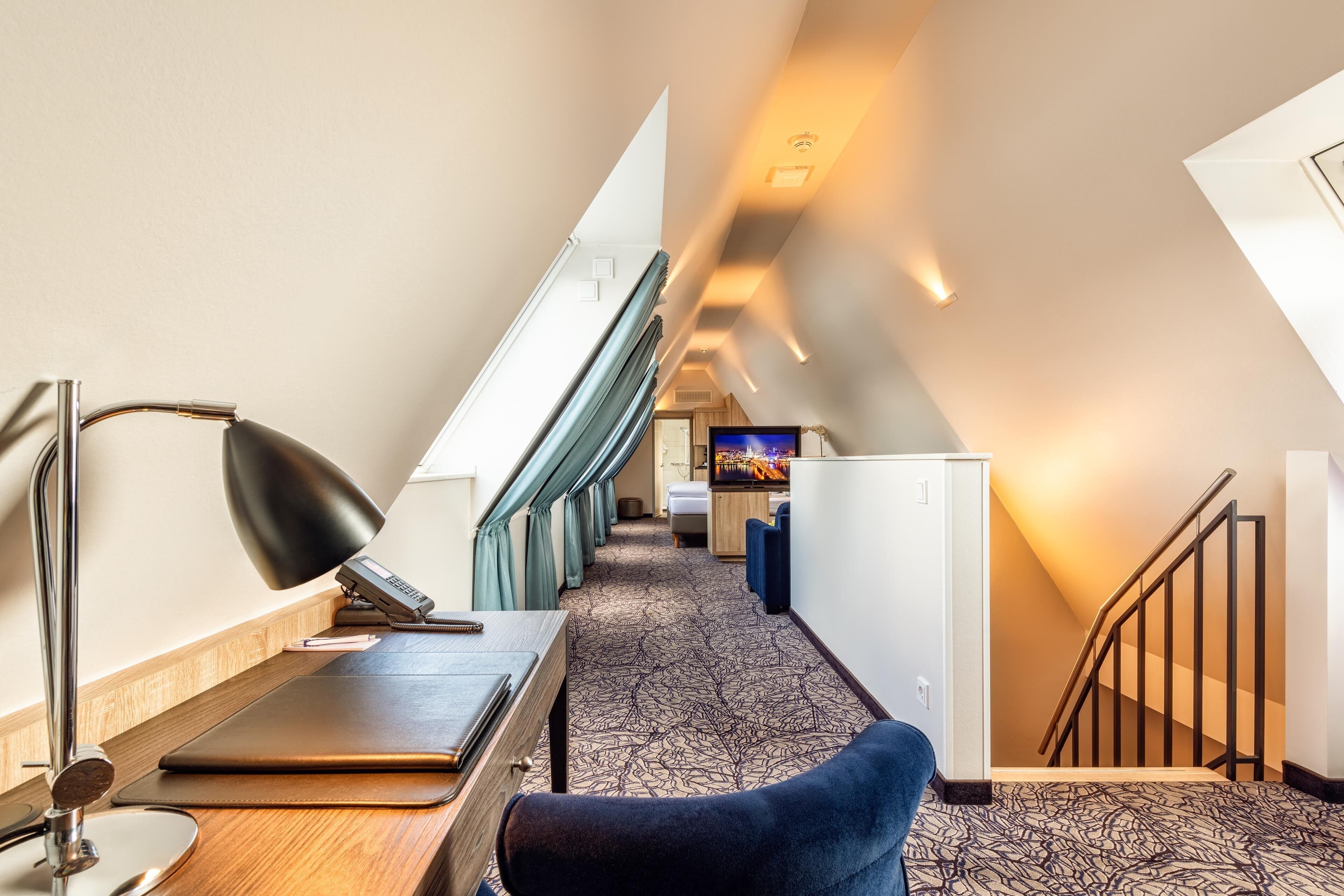 junior suite | hypo-allergenic bedding, minibar, in-room safe, desk