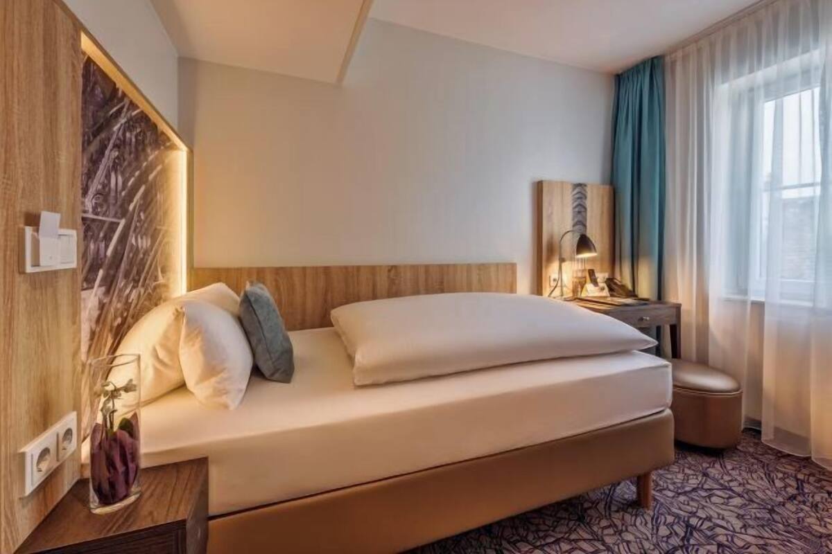 Hypo-allergenic bedding, minibar, in-room safe, desk