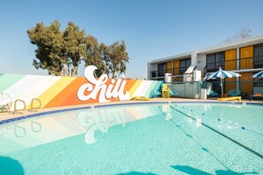 Piscine extérieure, piscine chauffée, chaises longues