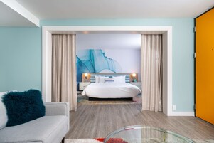 记忆海绵床垫、办公桌、笔记本电脑工作区、遮光窗帘