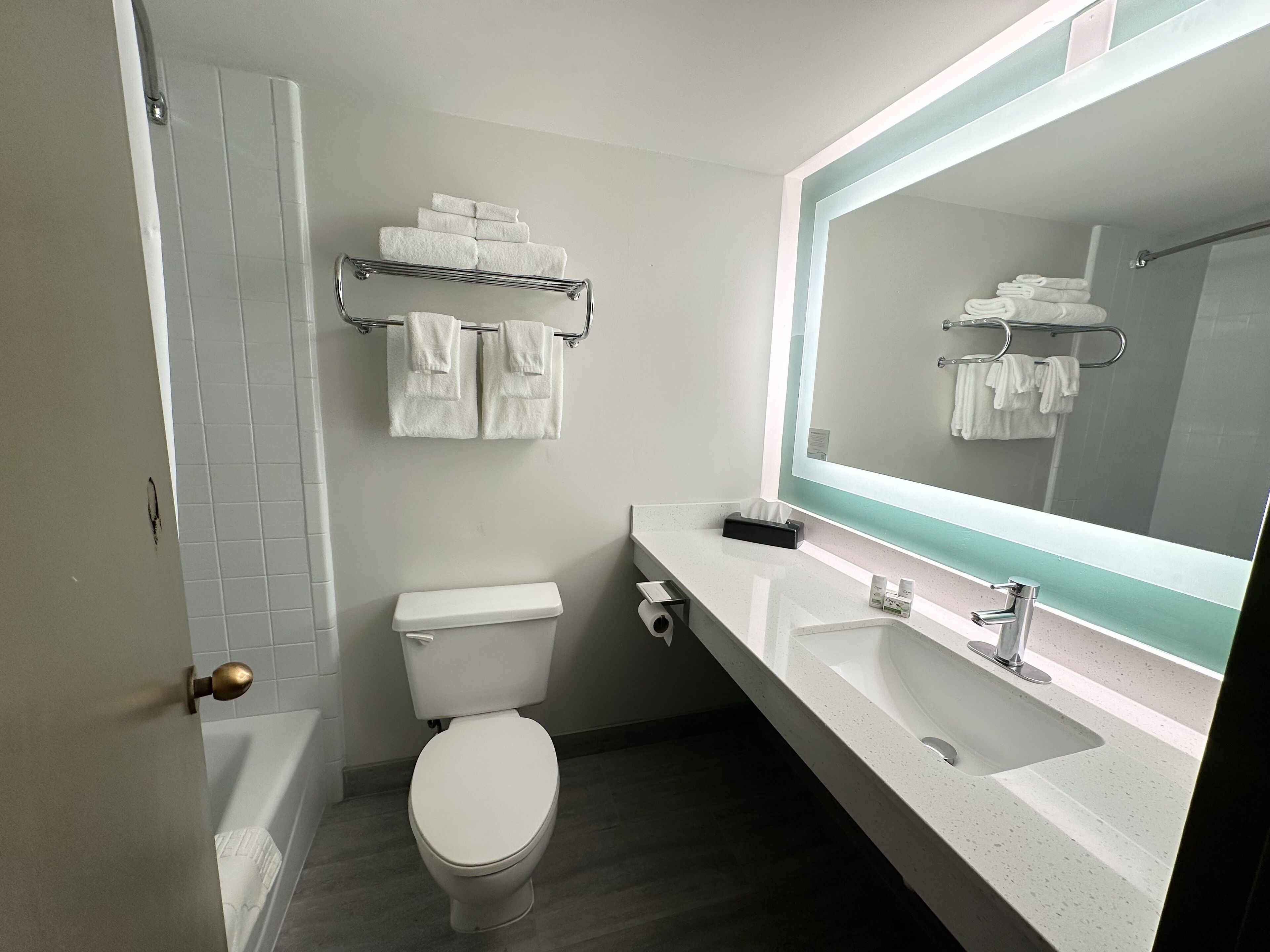 Combined shower/tub, rainfall showerhead, eco-friendly toiletries