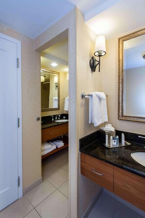 Bathroom - DoubleTree by Hilton Cleveland East Beachwood (Beachwood)