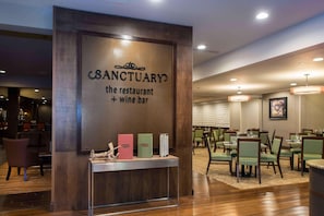 Breakfast, lunch and dinner served - DoubleTree by Hilton Cleveland East Beachwood (Beachwood)