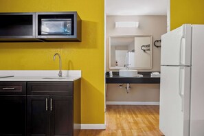 Suite, 1 Queen Bed with Sofa bed | Premium bedding, down duvets, desk, iron/ironing board