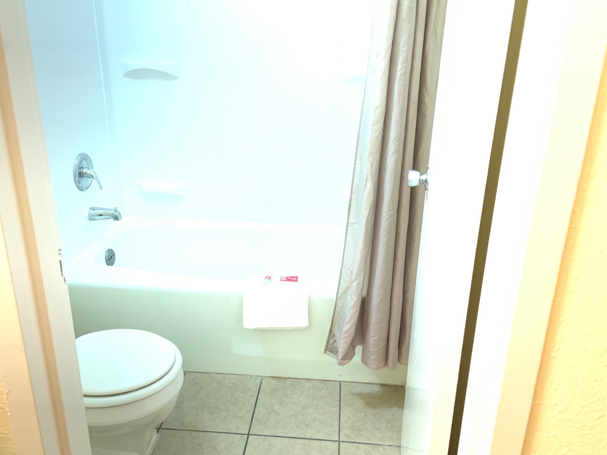 Un baño pequeño con inodoro, lavamanos y bañera.