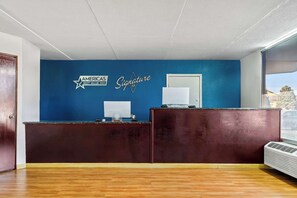 Reception - Signature Inn Danville (Danville)
