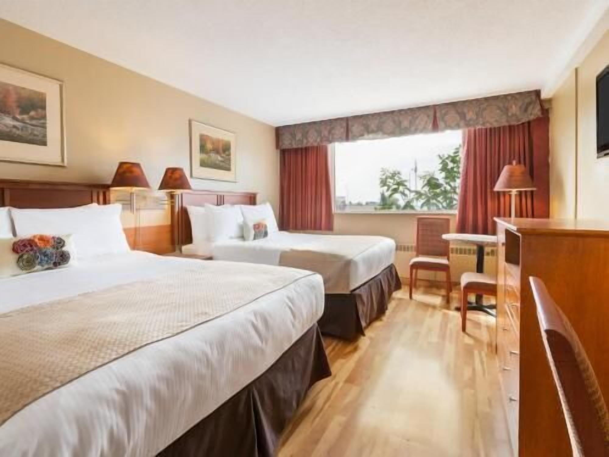 Muebles diferentes, escritorio y cortinas blackout 