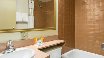 Bañera con ducha, artículos de tocador gratuitos, secador de pelo