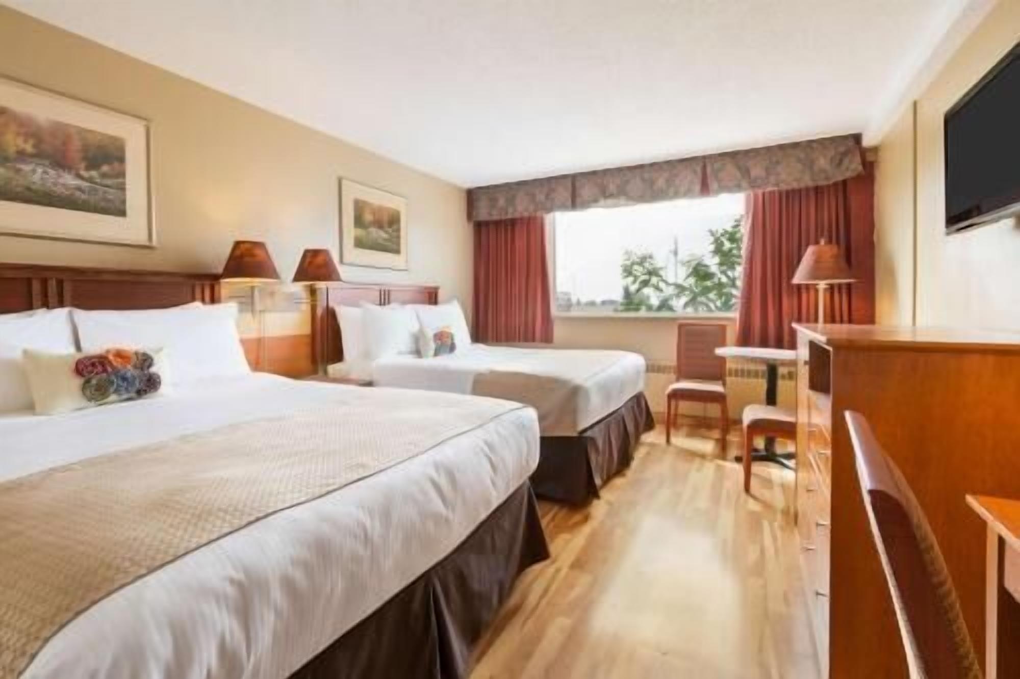 Muebles diferentes, escritorio y cortinas blackout 