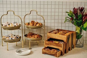 Café da manhã com buffet todos os dias (AUD 25 por pessoa) 