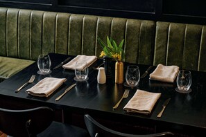 Restaurant - The Victoria Hotel Melbourne (Melbourne)