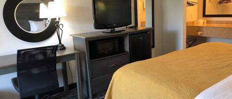 Skrivebord, strykejern/-brett og barnesenger (inkludert)