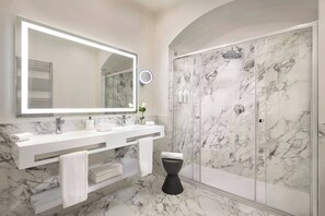 Tina con regadera, amenidades de baño gratuitas, secadora de cabello