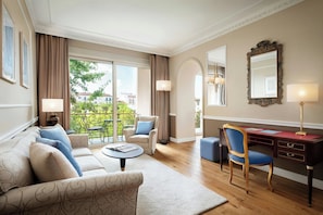 Suite, 1 Schlafzimmer, Nichtraucher, Gartenblick | Wohnzimmer | Flachbildfernseher