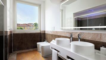 Duschwanne, kostenlose Toilettenartikel, Haartrockner, Bademäntel