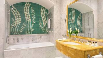 Un bagno con una vasca, un lavandino e una doccia.